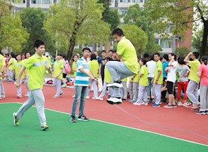 高二长绳比赛顺利举行