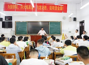 心系学子送祝福 助力高考共护航 | 桂林市教育局文泽鸿副局长莅临我校调研指导并开展2023年高考备考慰问工作