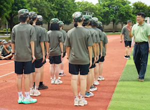 领导关怀送温暖 少年军训志气高 