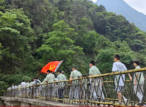 重走长征路 翻越老山界